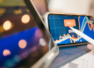 Trader die opties op Bitcoin, Ethereum en forex onder de loep neemt