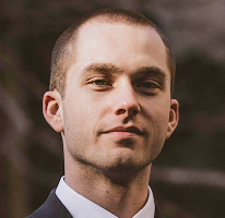 Portret van Thomas Whitfield, crypto marktexpert en handelsanalist