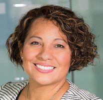 Portret van Claire Ashford, hoofd van de afdeling compliance en financiële regelgeving